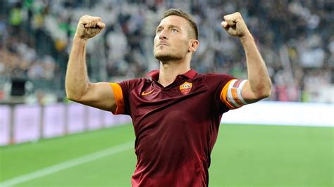 Francesco Totti Tỏ Ra Niềm Tuổi Trẻ Lại Mừng Thêm Khi Được Tặng Quả Bóng Ghi Dấu 100 Bàn Thắng