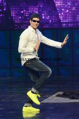 Hrithik Roshan's Dance Extravaganza: A Spectacular Fusion of Bollywood Glamour and Global Rhythms!